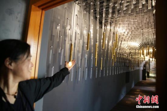 纪念馆二层的“芦苇之歌长廊”悬挂着两千多根透明空管和金属灯，代表两千多位未知和已知身份姓名的台籍慰安妇阿嬷的生命力量（资料图）。中新社记者 刘贤 摄
