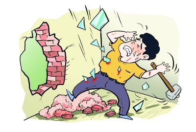 男子砸墙时下起了玻璃雨肩背插满碎玻璃伤口达20多处