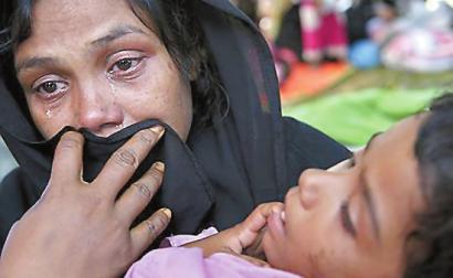 27日，一名罗兴亚母亲流泪，她被孟加拉国边境警察禁止入境