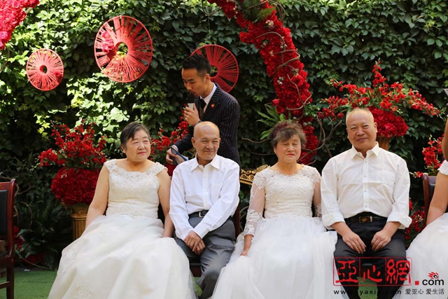 乌鲁木齐6对老人补办婚礼圆了我妈的婚纱梦