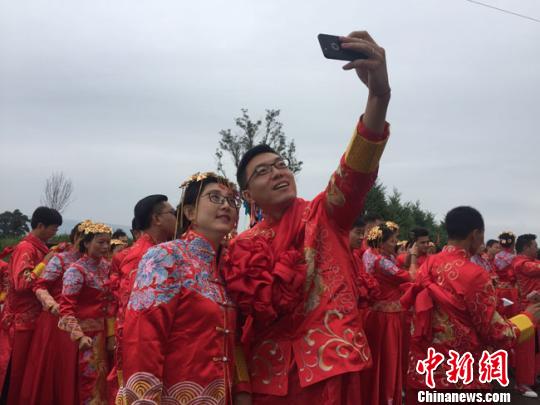 甘肃庆阳两县近百对新人集体婚礼倡导新婚俗|