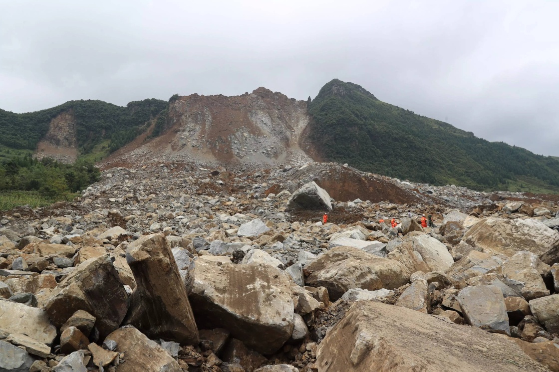 贵州纳雍山体崩塌已致3死32失联 搜救连夜冒雨