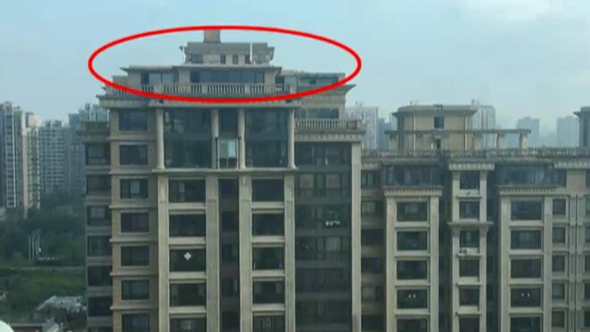 视频|18层楼顶惊现361平霸王违建 城管让开门