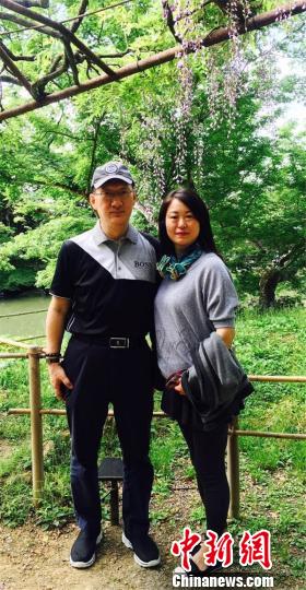 图为周鲍华与妻子 采访对象供图 摄