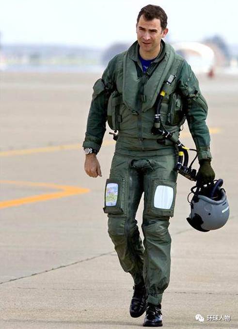 他是西班牙的三高国王,娶了灰姑娘,生了天仙