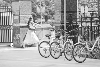 小区也有最后一公里:共享单车能否进小区引争