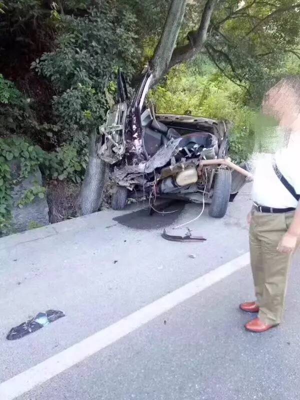 网曝广汽传祺GS4恐怖车祸,撞到水泥护栏后被拦腰斩断!