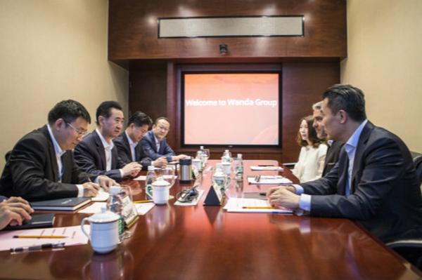 8月29日，王健林董事长在集团总部会见耐克全球市场总裁 Elliot Hill一行。万达集团官网 图