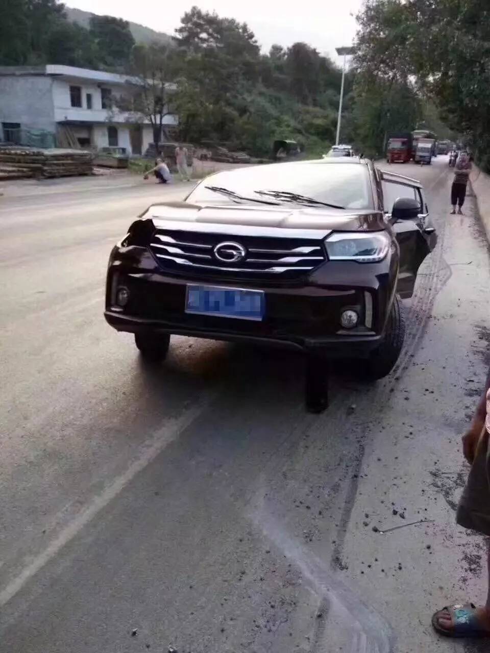 网曝广汽传祺GS4恐怖车祸,撞到水泥护栏后被拦腰斩断!