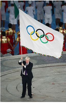  在北京奥运会闭幕式上，约翰逊衣着随意地举着五环旗大挥