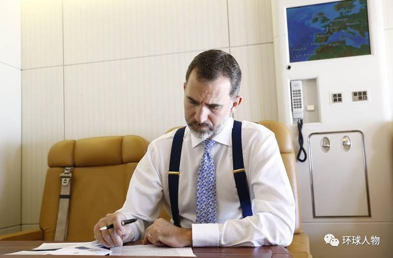 他是西班牙的三高国王,娶了灰姑娘,生了天仙