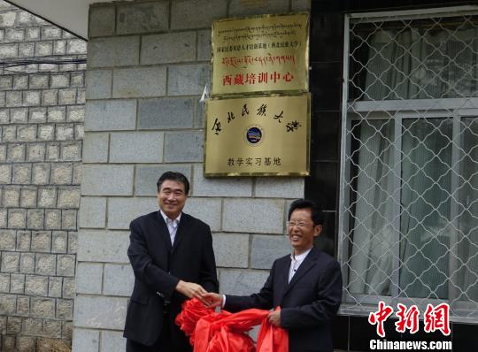 西藏加强藏汉双语人才培训 将推出翻译教材及