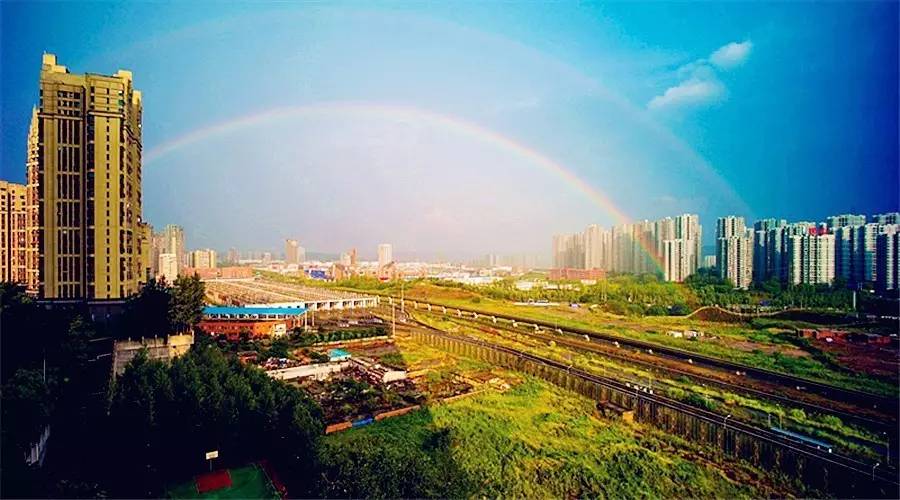 彩虹彩虹!重庆天空大雨过后惊现彩虹,美呆了!|