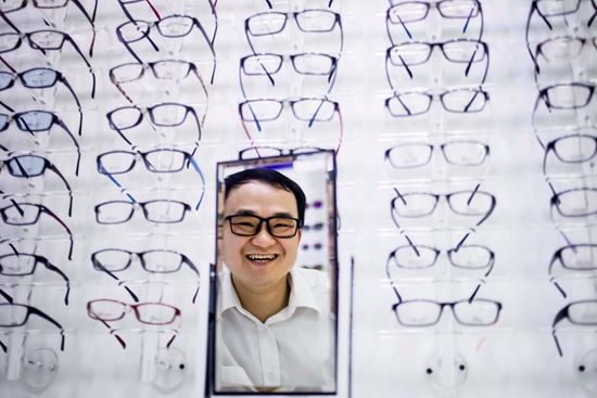 一名90后创办了自己的眼镜店。
