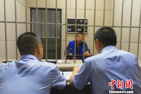 警方對(duì)其中一名犯罪嫌疑人進(jìn)行審訊 宜公宣 攝