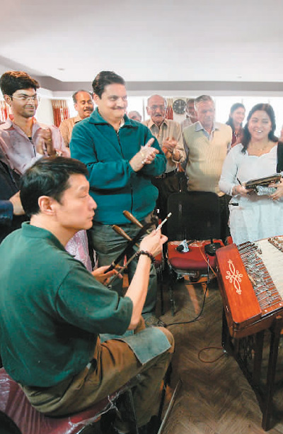 在印度中部城市那格浦尔，中国胡琴演奏家季节（前左）与当地民众互动交流。 　　新华社记者 郑焕松摄