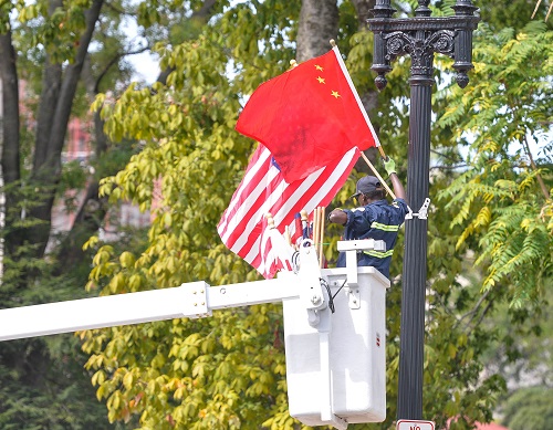 华盛顿街头飘扬中美国旗 新华社记者鲍丹丹摄