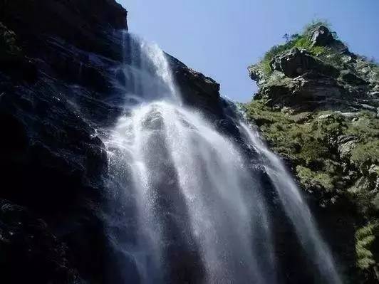 东方早安丨日照香炉生紫烟,遥看瀑布挂前川|庐
