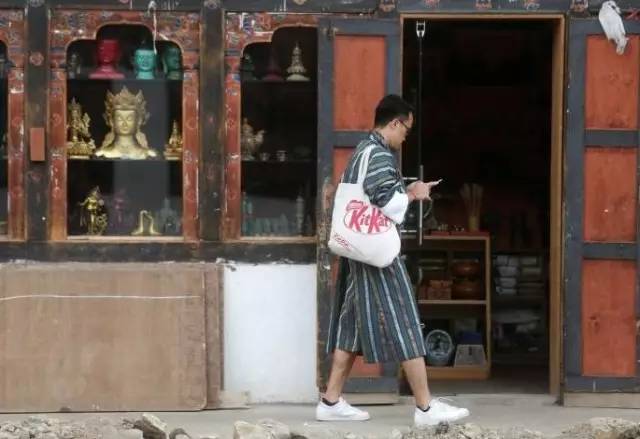 ▲图为不丹街头的年轻人,摄影:本报特派记者崔萌