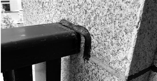 富力杭州楼盘质量差 用胶水粘栏杆 业主走上维