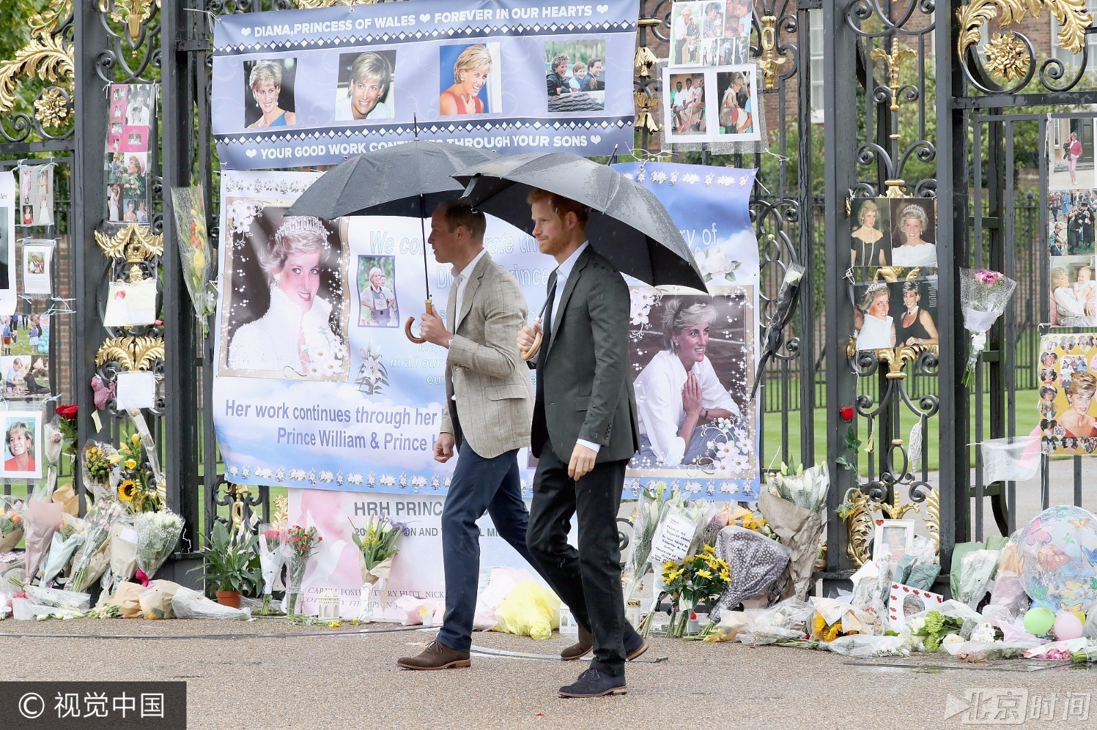 哈里王子和威廉王子现身为戴安娜献花 与民众
