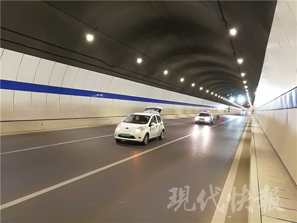 小伙从南京租电动汽车开回镇江 结果半路没电