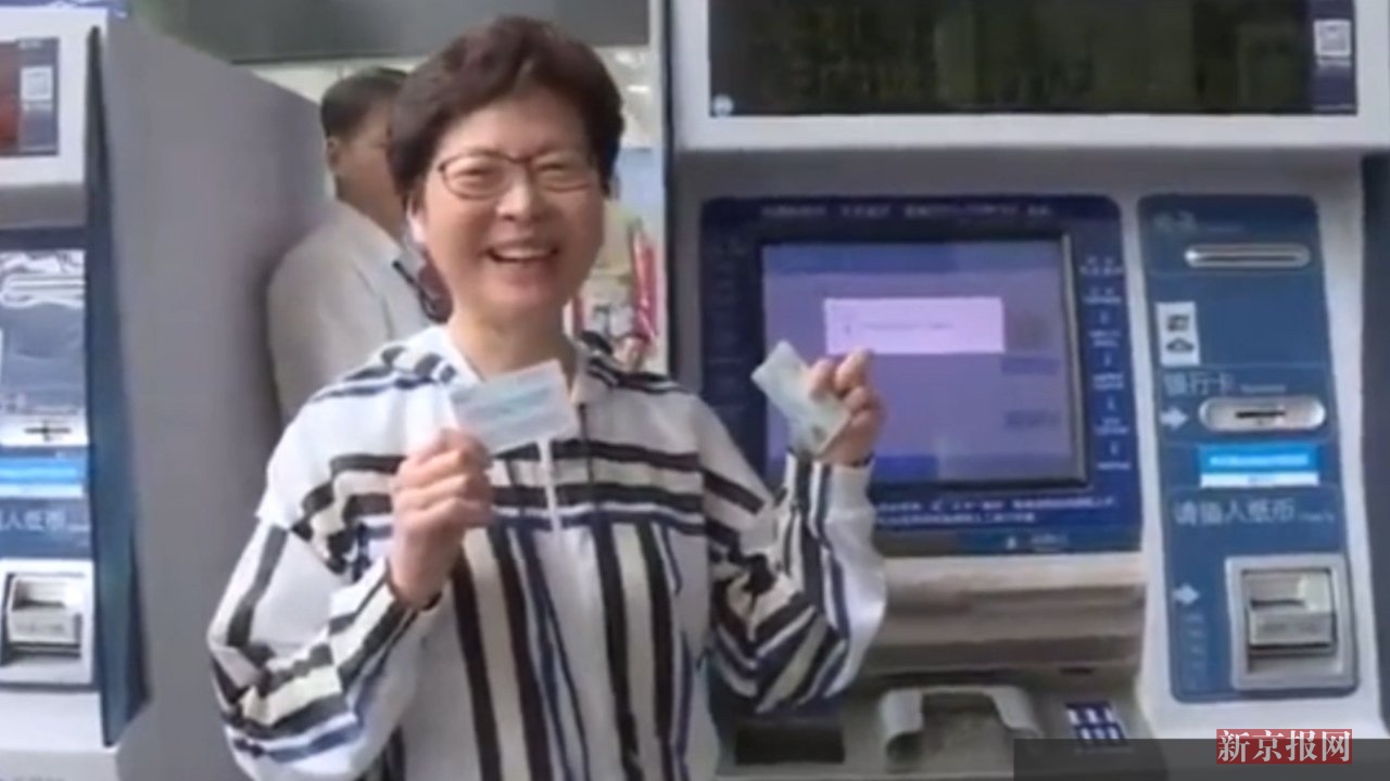 实拍:香港女特首亲测京津高铁 2分钟4夸好方便