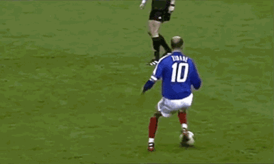 足坛巨星招牌过人再度来袭.