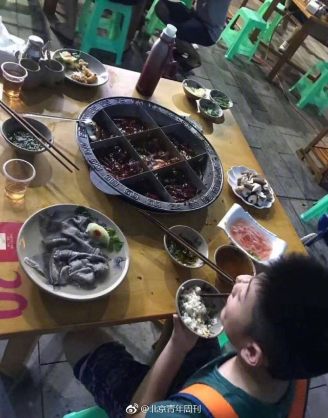 重庆8岁男孩独自吃火锅 亲妈发朋友圈:敬你是