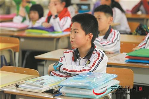明天东莞中小学就开学了 孩子的课桌椅合适吗