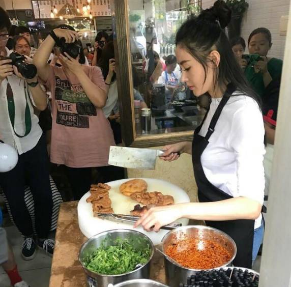 据说张天爱也曾现身这家店拍电影，卤煮店现场生意相当火爆，张天爱亲自为粉丝做卤煮，羡煞旁人。不愧被誉为“最美卤煮西施”。