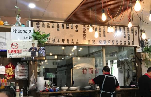 他们家的卤煮味道很重，汤底浓稠醇香，吃起来可能会有一点咸。反正你们口轻的人应该是吃不惯。