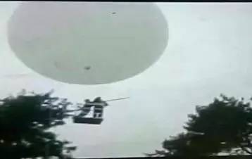 真上天了!男子被失控氢气球带上百米高空,哭着