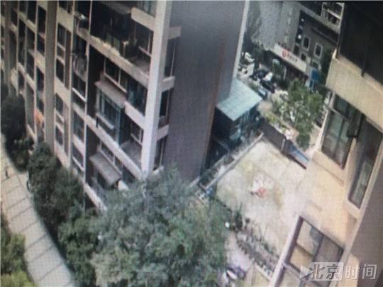 成都暖男民警:温柔劝说2小时救下欲跳楼轻生女