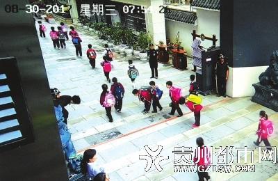 网友宣布在新浪微博上的师长教师给学生敬礼的图片。
