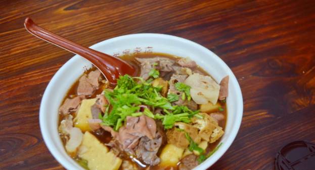 卤汤鲜而不咸，浓而不烈，其次是各种食材的卤制火候恰到好处、当真是，肠肥、肺滑、肉香、火烧软又解饱来，又解馋。