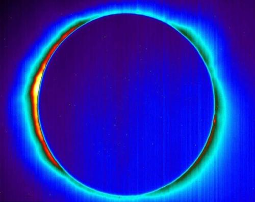 离地5万英尺的日食红外线照片，日冕清晰可见。（图片来源：NASA）