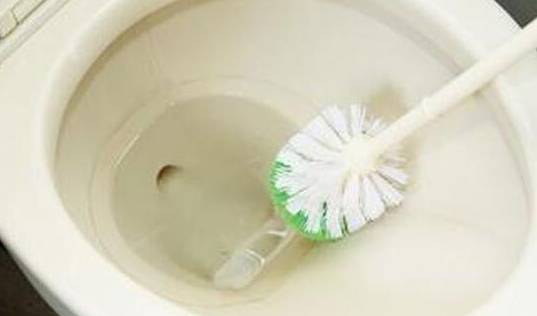 洗马桶哪还需要动手!水箱里放这个东西,快速清洁还去味!
