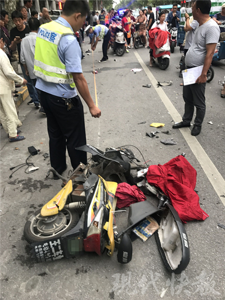 无证男子开捷豹连撞三车 目前伤者未脱离生命