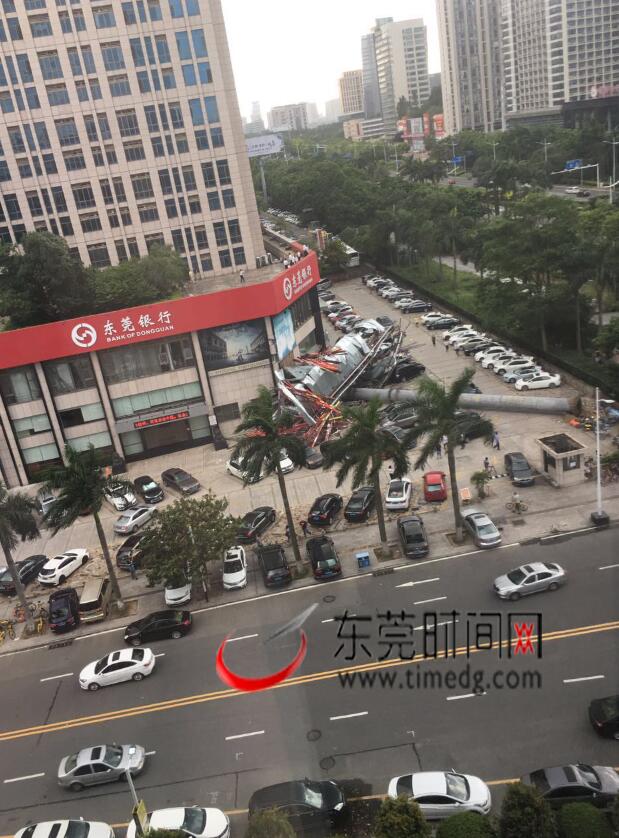 台风前奏?东莞大道旁一T牌被吹倒 视频拍下倒