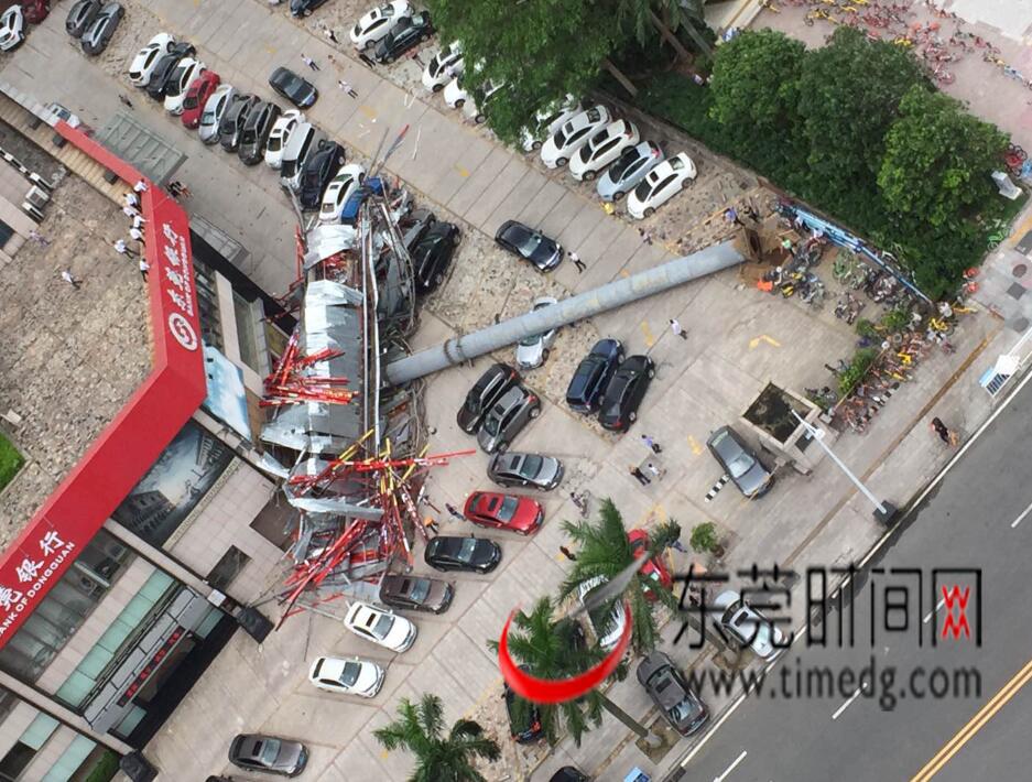 台风前奏?东莞大道旁一T牌被吹倒 视频拍下倒