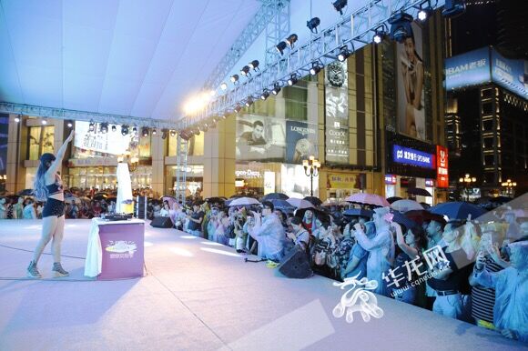 享美食听摇滚看走秀 快来感受较场口夜市的fre