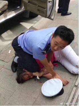 网曝上海警察摔抱娃妇女警方称涉事民警已被停职 网曝上海警察摔抱娃妇女警方称涉事民警已被停职
