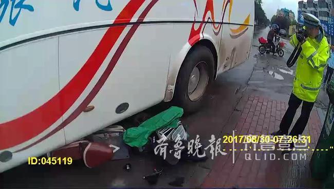 大客车逆行走辅道,济南一骑电动车女子脚部被