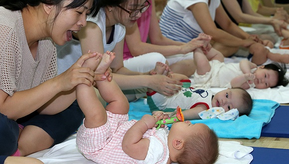 资料图：韩国母亲为新生儿按摩 图片来源：东方IC