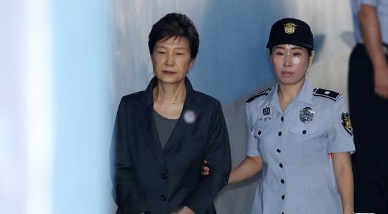  9月1日，朴槿惠脸色憔悴，与身边女狱警形成鲜明对比