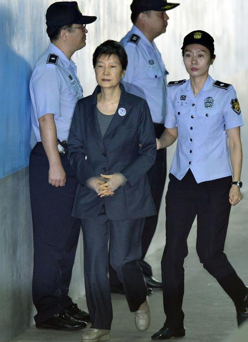  8月31日，朴槿惠出院第二天继续受审，新鞋亮眼