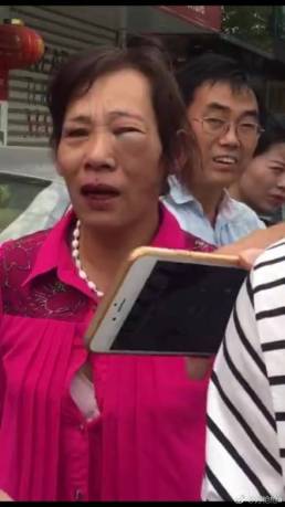 网曝上海警察摔抱娃妇女警方称涉事民警已被停职 网曝上海警察摔抱娃妇女警方称涉事民警已被停职