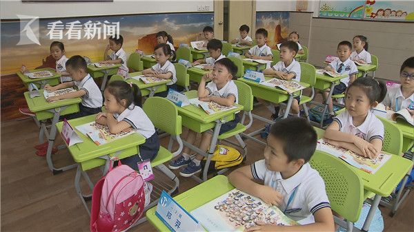 开学第一天 一年级启用《语文》《道德与法治