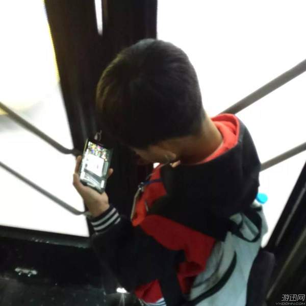 據(jù)阜陽(yáng)新聞網(wǎng)報(bào)道，今年13歲的名初二學(xué)生林楠迷上了網(wǎng)絡(luò)游戲，學(xué)習(xí)成績(jī)一落千丈不說(shuō)，還為了打游戲，欠下了一屁股債。